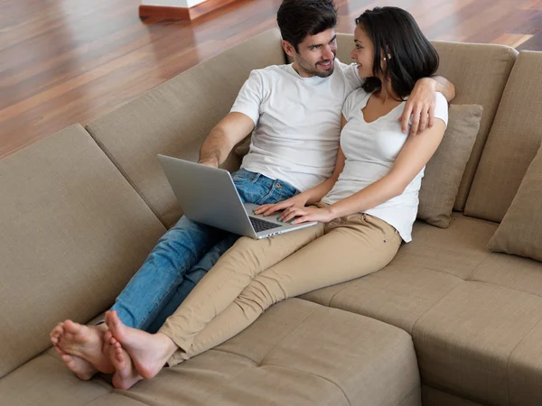 Ontspannen jonge paar werken op laptopcomputer — Stockfoto