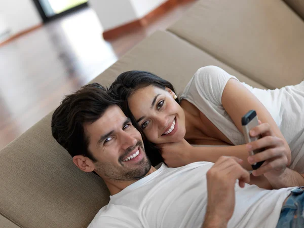 Mladý pár dělat selfie spolu — Stock fotografie