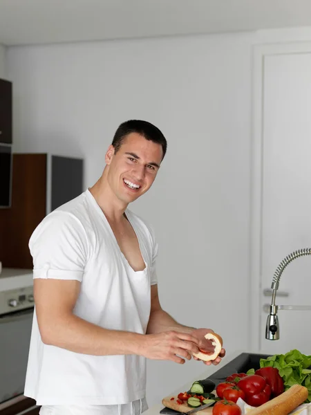 Чоловік готує вдома — стокове фото