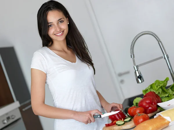 Mulher jovem cozinhar na cozinha — Fotografia de Stock