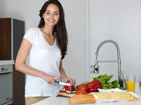 Mulher jovem cozinhar na cozinha — Fotografia de Stock