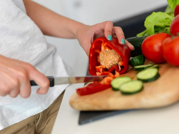 Giovane donna che cucina in cucina — Foto Stock