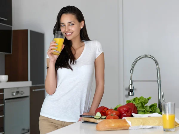 Jeune femme cuisine dans la cuisine — Photo