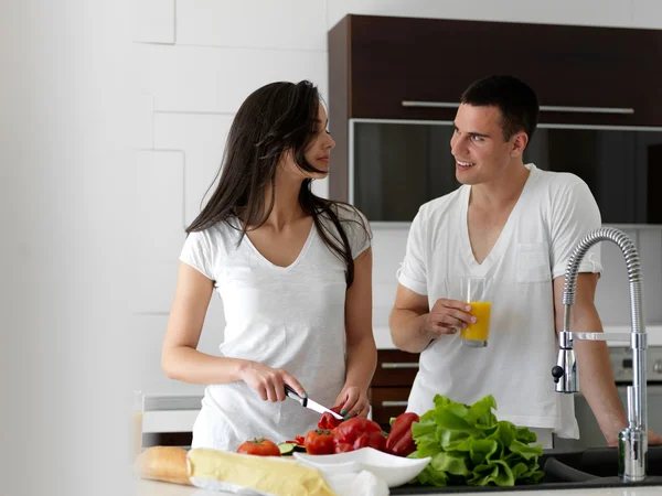 Gelukkige jonge paar in de bijkeuken — Stockfoto