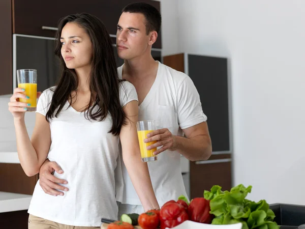 Gelukkige jonge paar in de bijkeuken — Stockfoto