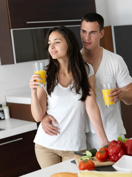 キッチンで幸せな若いカップル — ストック写真