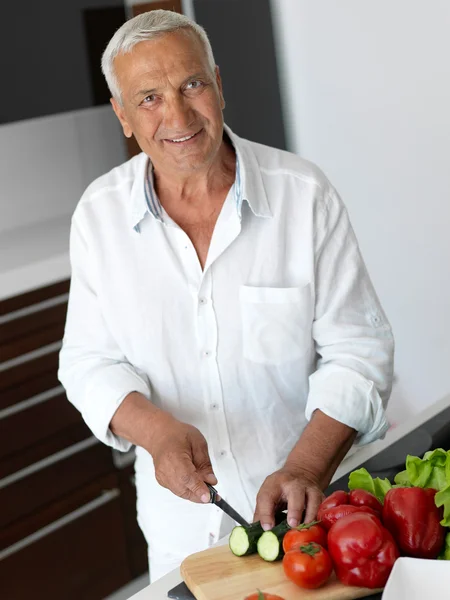 Hombre cocinando en casa preparando ensalada —  Fotos de Stock