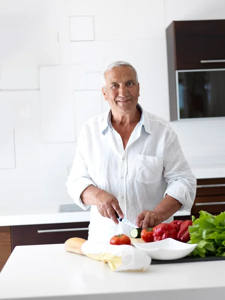 Άνθρωπος μαγείρεμα στο σπίτι προετοιμασία σαλάτα — Φωτογραφία Αρχείου