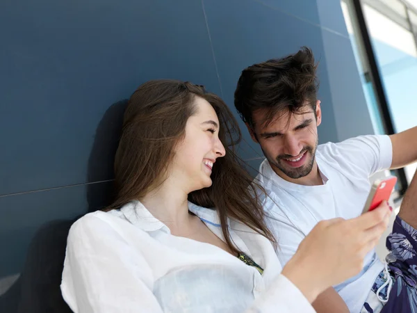 Unga par gör selfie tillsammans — Stockfoto