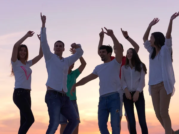 Partij mensen bij zonsondergang — Stockfoto