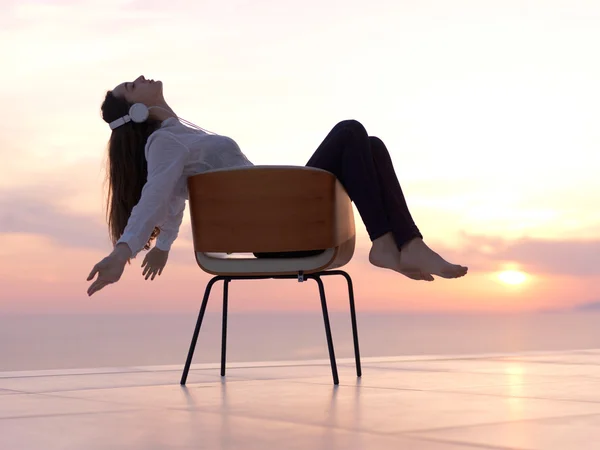 Jovem mulher desfrutar do pôr do sol — Fotografia de Stock