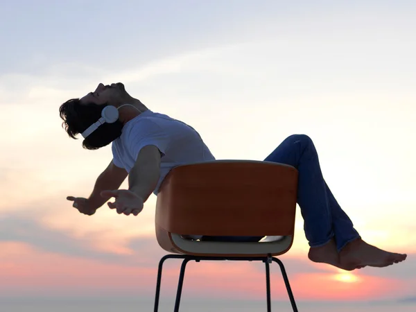 Jovem Casa Varanda Relaxante Com Fones Ouvido Ouvir Música — Fotografia de Stock