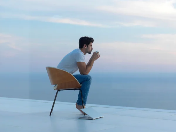 Ontspannen jongeman thuis op balkon — Stockfoto