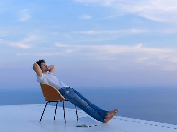 Avslappnad ung man på hem balkong — Stockfoto