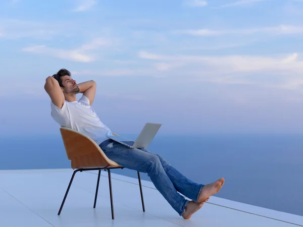 Entspannter junger Mann auf dem heimischen Balkon — Stockfoto