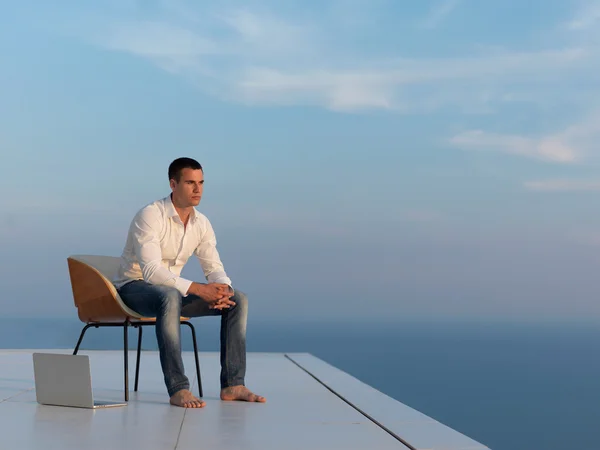 Jovem relaxado em casa varanda — Fotografia de Stock