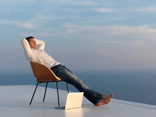 Jovem relaxado em casa varanda — Fotografia de Stock