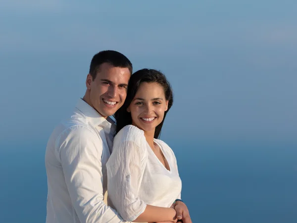 Feliz jovem casal romântico — Fotografia de Stock