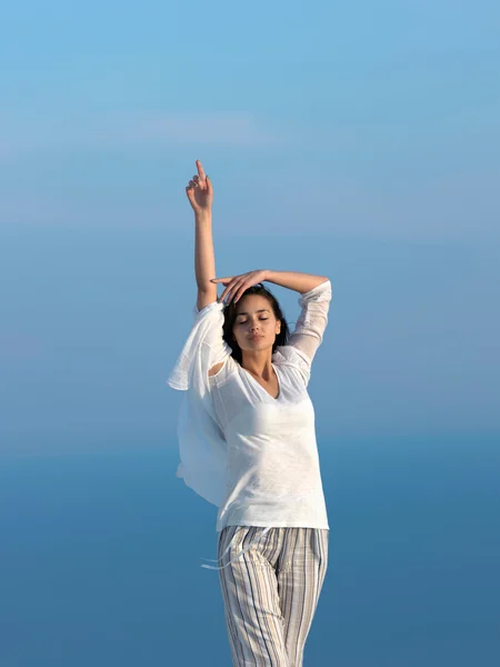 Young woman enjoy sunset — Stock Photo, Image