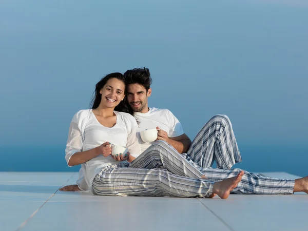 Feliz jovem casal romântico — Fotografia de Stock