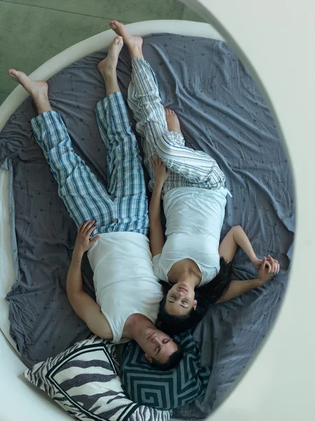 Feliz Jovem Casal Relaxar Divertir Cama — Fotografia de Stock