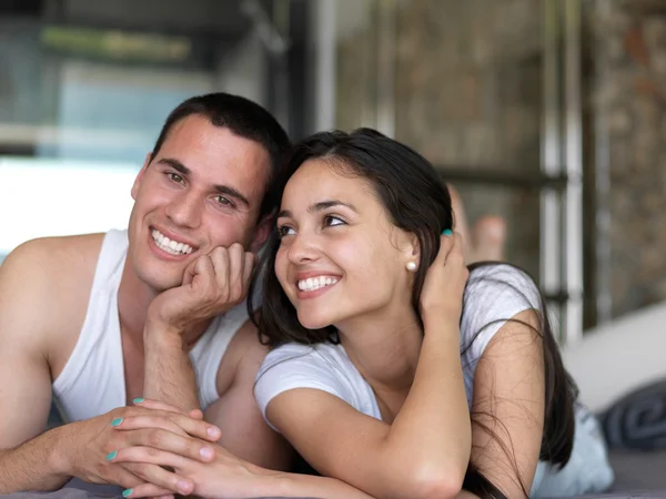 Casal relaxar e se divertir na cama — Fotografia de Stock