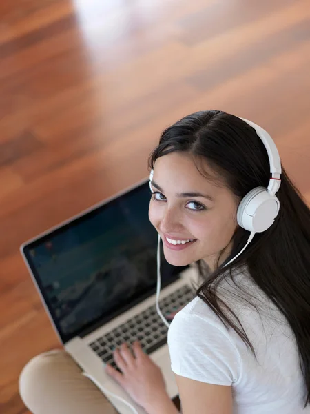 Vrouw thuis werken op laptopcomputer — Stockfoto