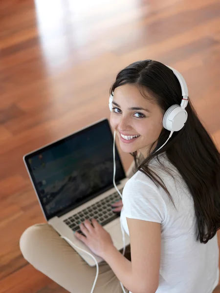 Woman at home working on laptop computer — Stock Photo, Image