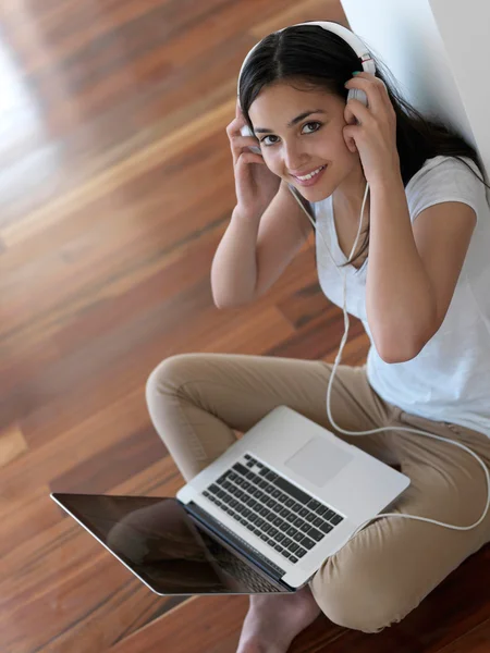 Vrouw thuis werken op laptopcomputer — Stockfoto