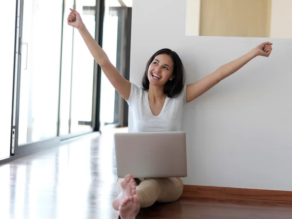 Mujer en casa trabajando en el ordenador portátil — Foto de Stock