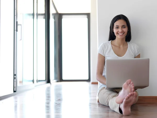 Vrouw thuis werken op laptopcomputer — Stockfoto