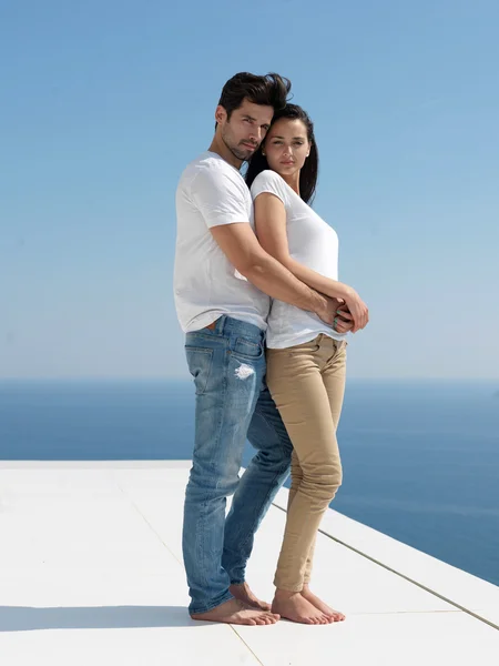 Feliz jovem casal romântico — Fotografia de Stock