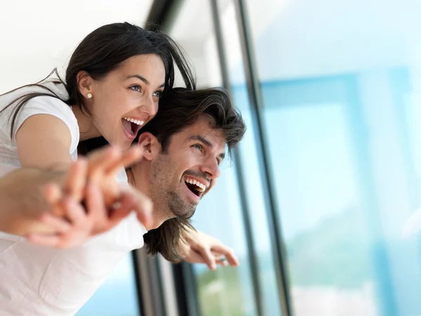 Relaxado jovem casal em casa — Fotografia de Stock