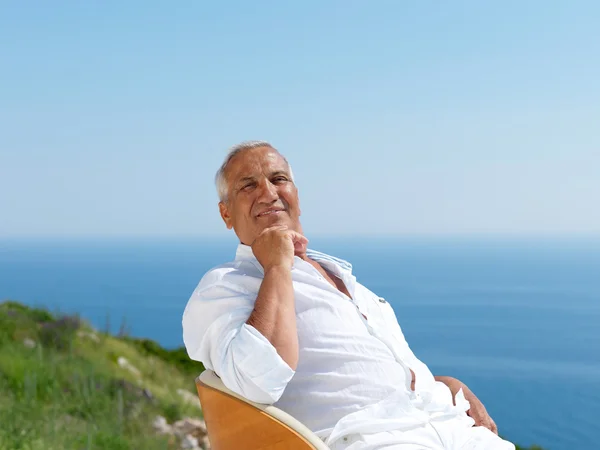 Senior man zit buiten — Stockfoto