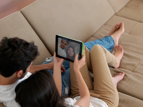 Alegre Feliz Joven Pareja Haciendo Selfie Juntos Casa —  Fotos de Stock