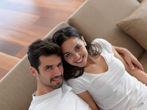 Unga par tillsammans hemma — Stockfoto