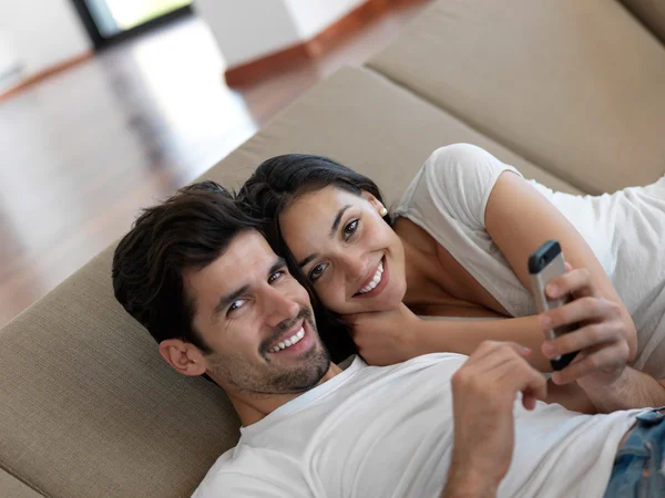 Giovane coppia fare selfie insieme — Foto Stock