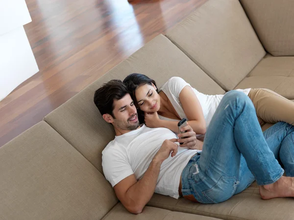 Pareja joven haciendo selfie juntos —  Fotos de Stock