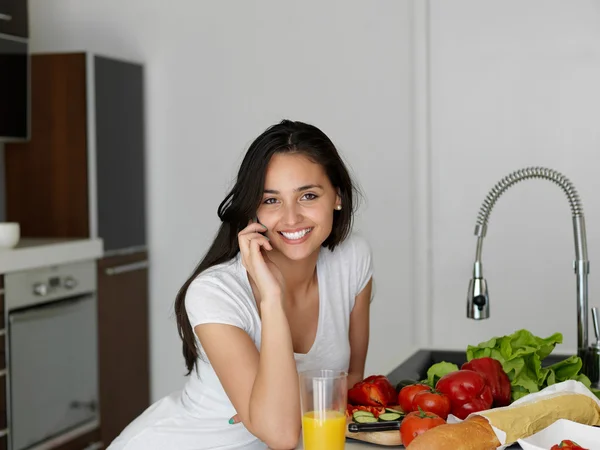 Jeune femme cuisine dans la cuisine — Photo