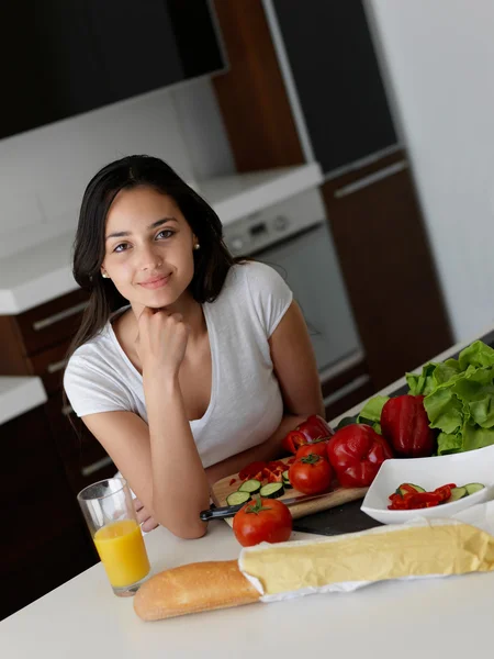 Jeune femme cuisine dans la cuisine — Photo