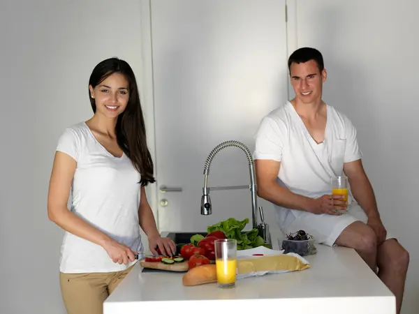 Gelukkige jonge paar in de bijkeuken — Stockfoto