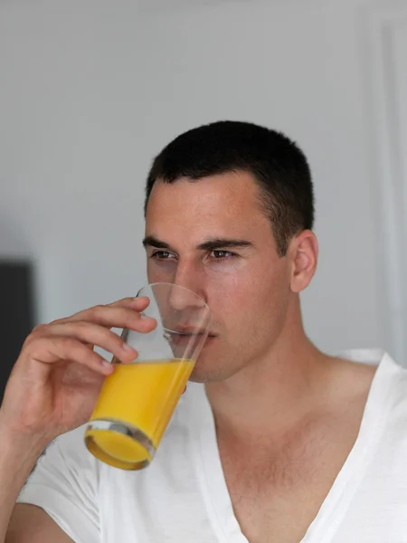 Uomo con succo d'arancia — Foto Stock