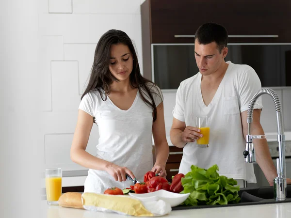 Feliz joven pareja en kicthen —  Fotos de Stock