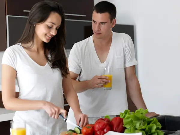 Gelukkige jonge paar in de bijkeuken — Stockfoto