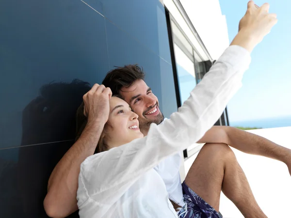 Casal jovem fazendo selfie juntos — Fotografia de Stock