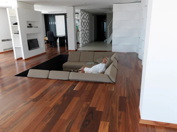 Retrato de homem sênior relaxando no sofá — Fotografia de Stock