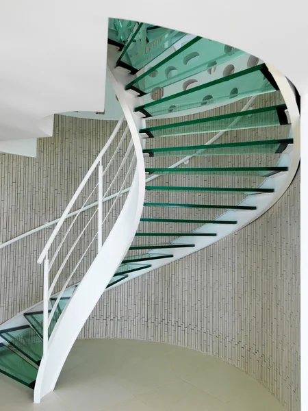 Moderní skleněné točité schodiště — Stock fotografie