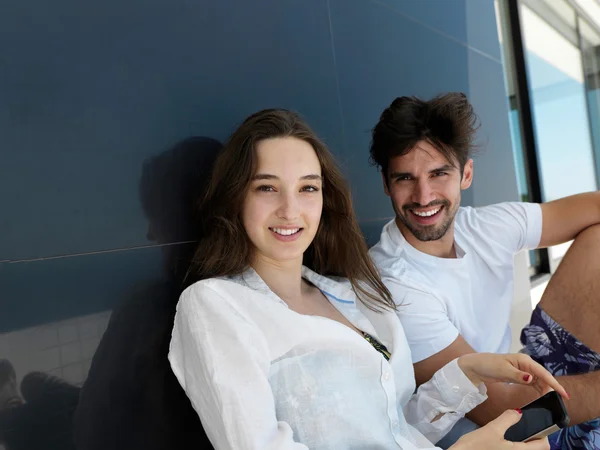 Jeune couple faisant selfie ensemble — Photo