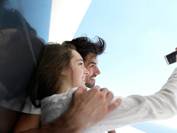 Alegre Feliz Jovem Casal Fazendo Selfie Juntos Casa — Fotografia de Stock