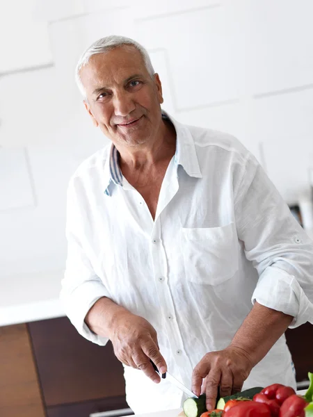 Hombre cocinando en casa preparando ensalada —  Fotos de Stock